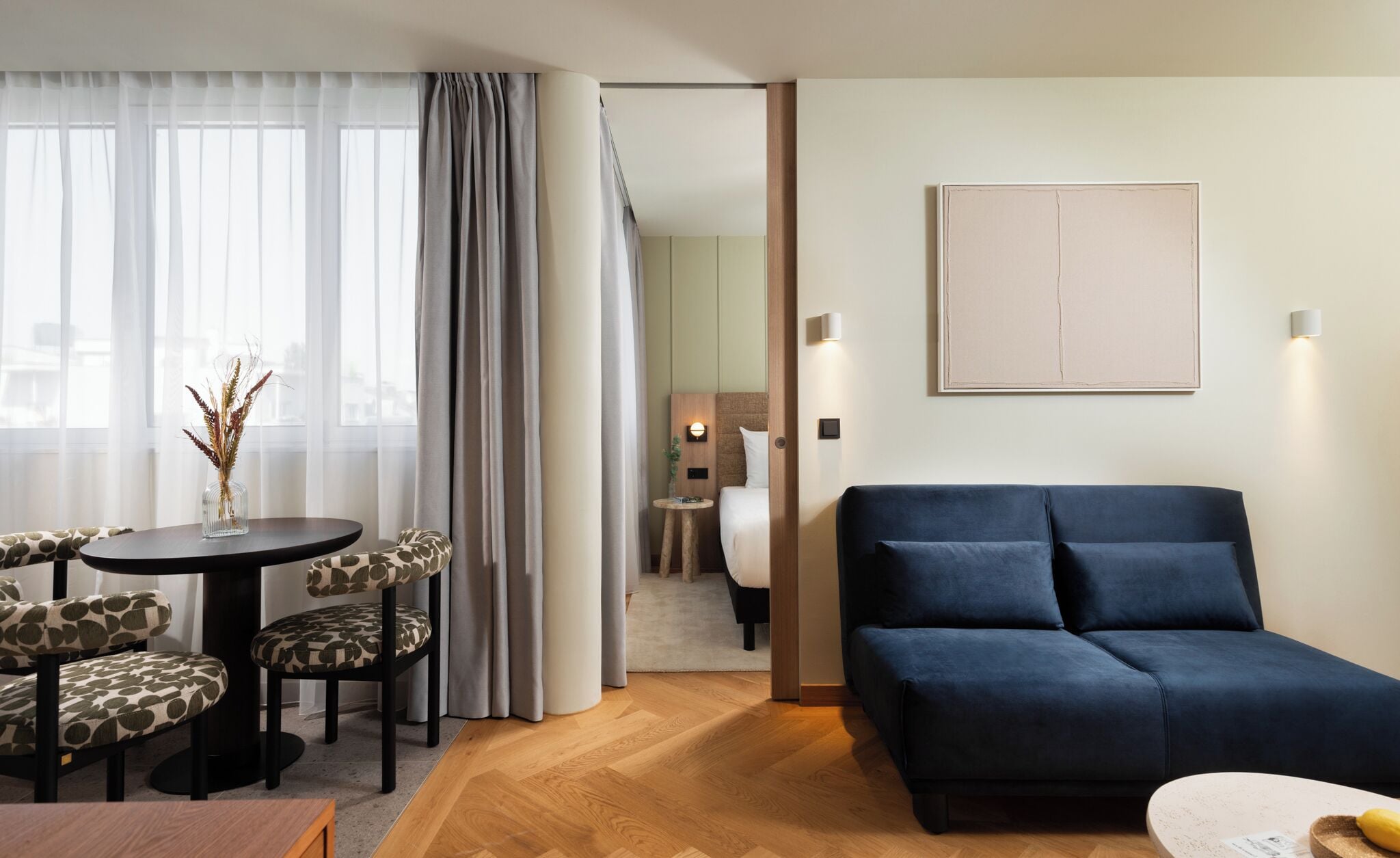 Suite – deluxe, 1 soverom | Oppholdsområde | En 42-tommers smart-TV med kabel-kanaler samt strømmetjenester