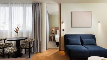 Suite Deluxe, 1 camera da letto | Area soggiorno | Smart TV 42 pollici con canali via cavo, servizi in streaming