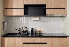 Estudio Deluxe, balcón | Cocina privada | Frigobar, cafetera de espresso, cafetera y tetera y tetera eléctrica
