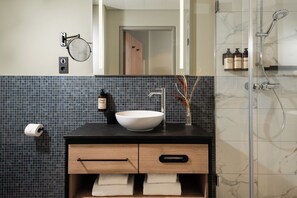 Departamento Deluxe, 1 habitación | Baño | Regadera, amenidades de baño gratuitas, secadora de cabello, toallas 