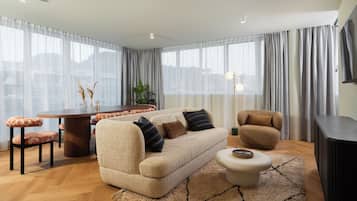 Penthouse, 3 slaapkamers, terras | Woonruimte | Een 42-inch smart-tv met kabelzenders en streamingdiensten