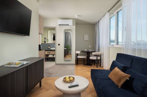 Suite Deluxe, 1 habitación | Área de sala de estar | Smart TV de 42 pulgadas con canales por cable y servicios de streaming