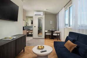 华丽套房, 1 间卧室 | 起居区 | 42-英寸智能电视 (配备有线频道)、流媒体服务