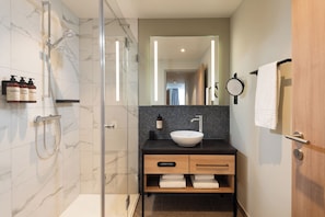 Penthouse, 3 Bedrooms, Terrace | Bathroom | Shower, free toiletries, hair dryer, towels - master Mirabell (Salzburg)