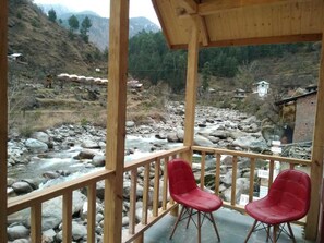 Riverside Cottage  | Water view - Offbeat Abodes - Tirthan Valley (Banjar)
