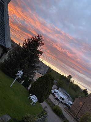 A residential area with a house, a tree, and parked cars. - Garden Park Guest House (Grantown-on-Spey)