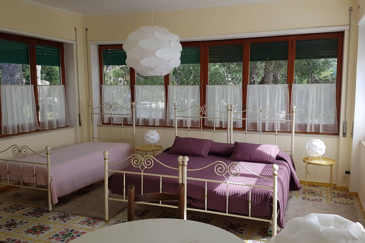 Kahden hengen perhehuone (yksi tai kaksi sänkyä), merinäköala | Yksilöllisesti sisustettu, yksilöllisesti kalustettu, pimennysverhot