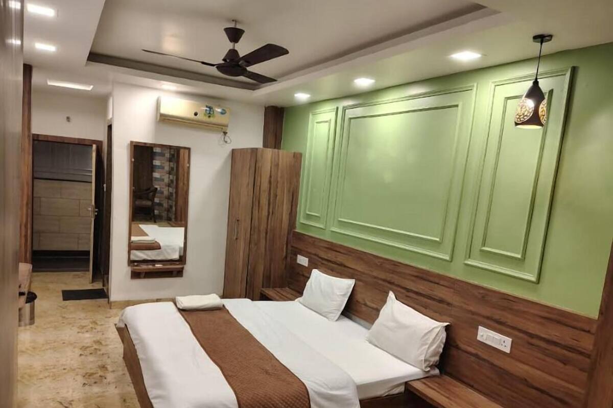 Deluxe Room (AC) | Living area | 32-inch LED TV with cable channels, TV