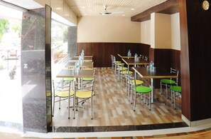 Restaurant - Hotel Meghdoot (Pipariya)