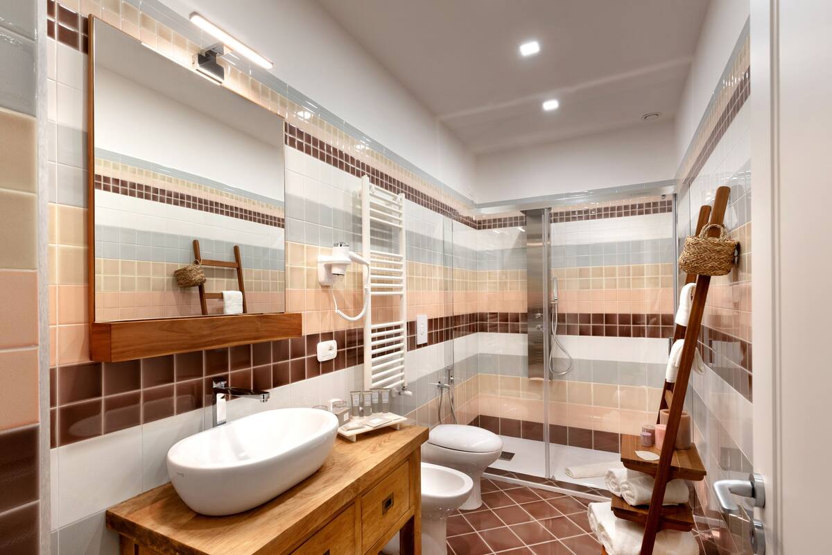 Deluxe Room, Garden View | Minibar, in-room safe, desk, blackout curtains