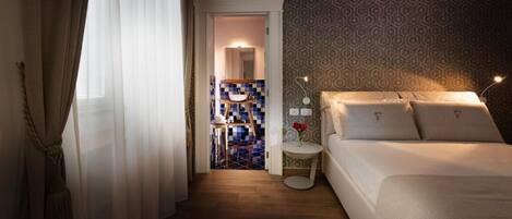 Deluxe-Doppelzimmer, Gartenblick | Minibar, Zimmersafe, individuell dekoriert, Schreibtisch