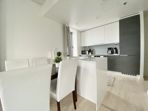 都會開放式套房, 城市景觀 | 私人廚房 | 大型冰箱、微波爐、烤箱、爐台