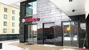 A building with a sign reading "ITSUDEMO AVINNA". - City Center Tower Apartment (Tampere)