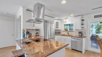 House, 2 Bedrooms | Private kitchen | Fridge, coffee/tea maker, toaster