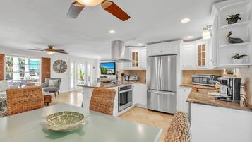 House, 2 Bedrooms | Private kitchen | Fridge, coffee/tea maker, toaster