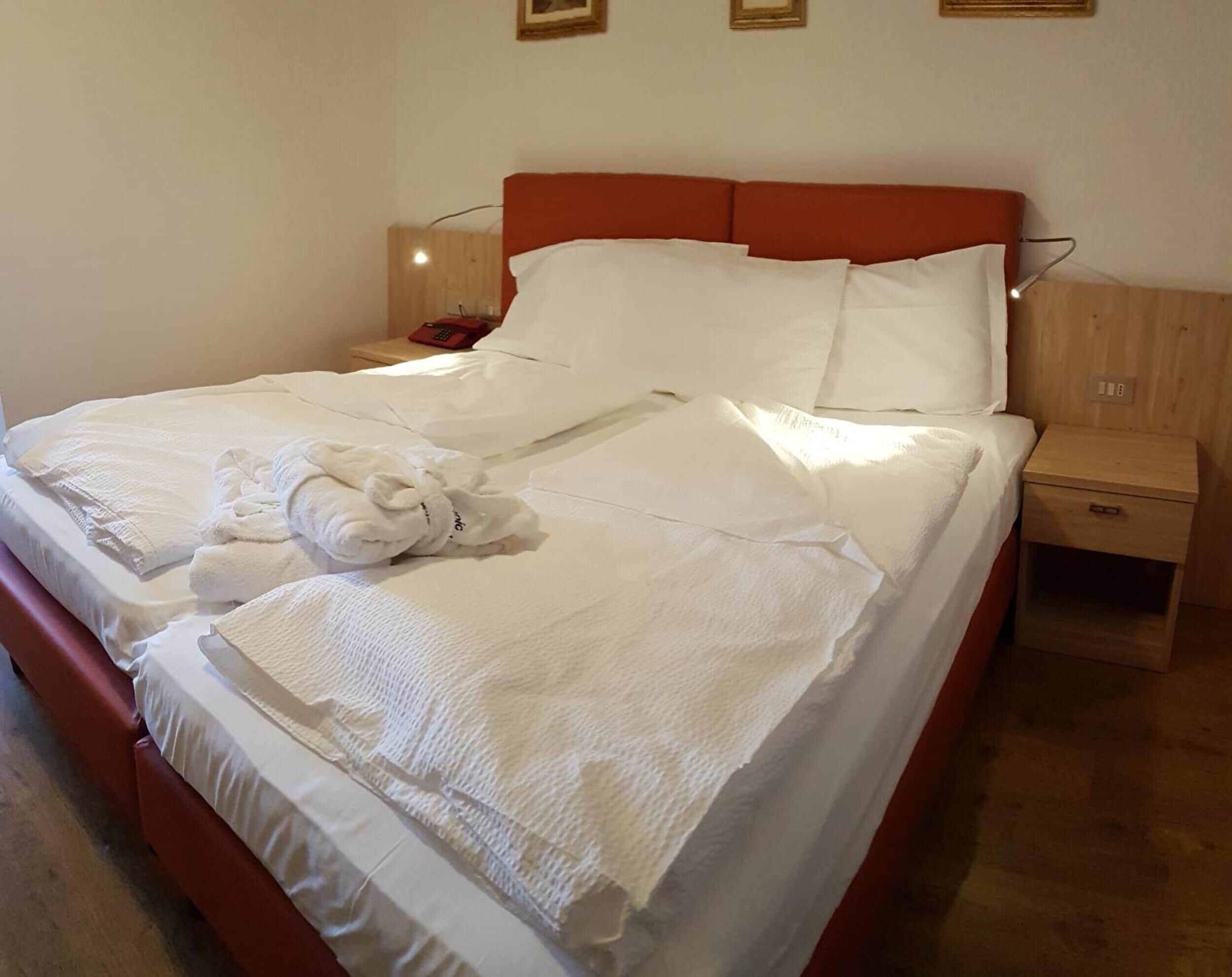 Double Room | In-room safe, desk, cribs/infant beds, bed sheets