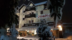 A hotel with a sign reading "Olympic" and balconies. - Hotel Olimpic (Baselga di Pine)