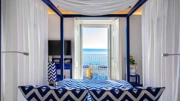 Suite Junior, vista mare | Minibar, una cassaforte in camera, una scrivania, tende oscuranti