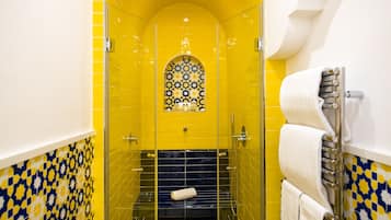 Suite Deluxe, vista mare | Bagno | Set di cortesia gratuito, asciugacapelli, pantofole, bidet
