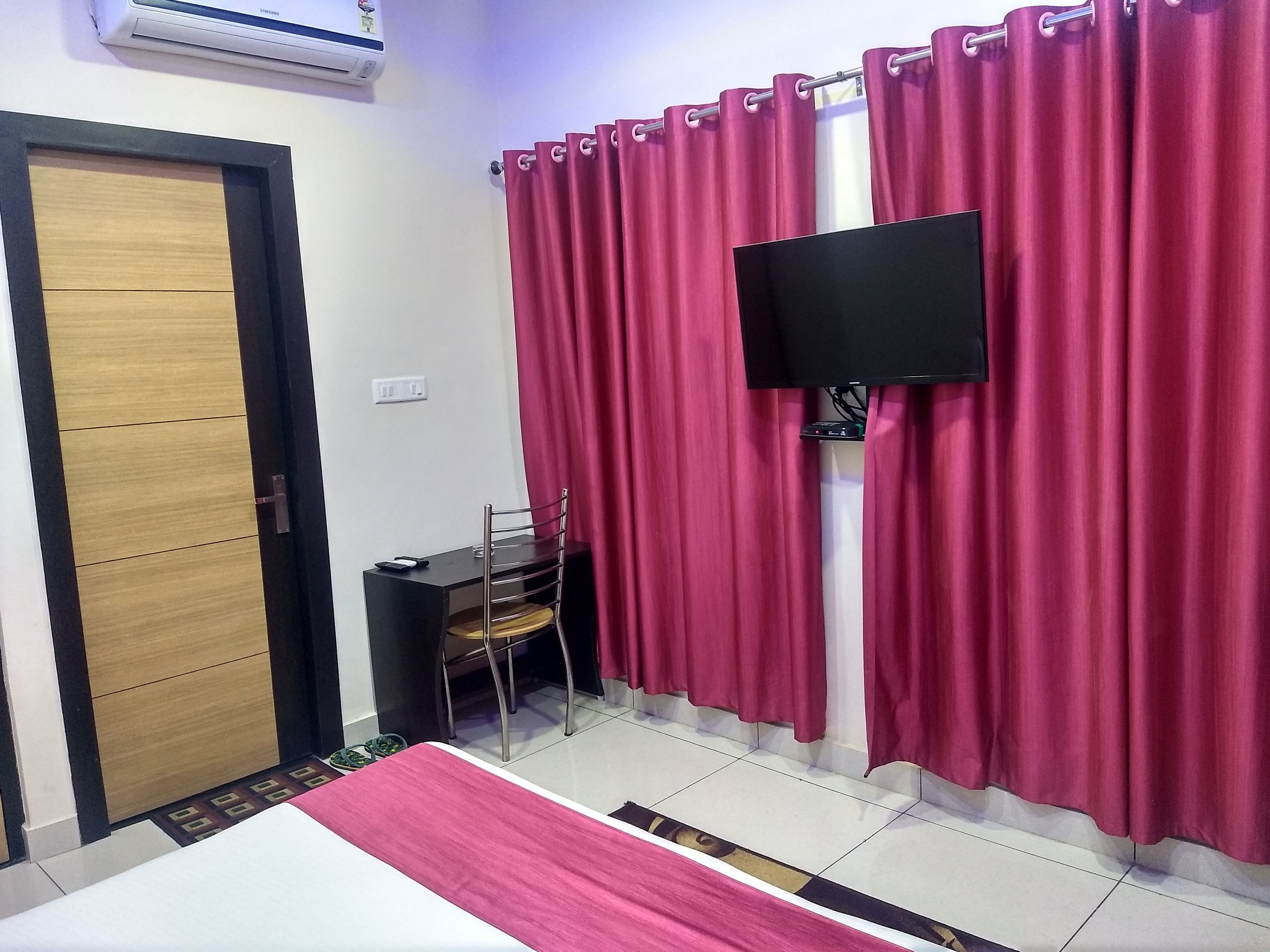Deluxe Room | Premium bedding, desk, laptop workspace, blackout curtains