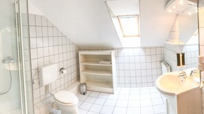 Shower, hair dryer, towels, soap - Hotel Jeverland (Wangerland)