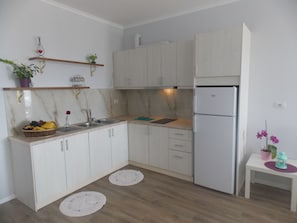 Frigorifero con congelatore, piano cottura, macchina per tè/caffè