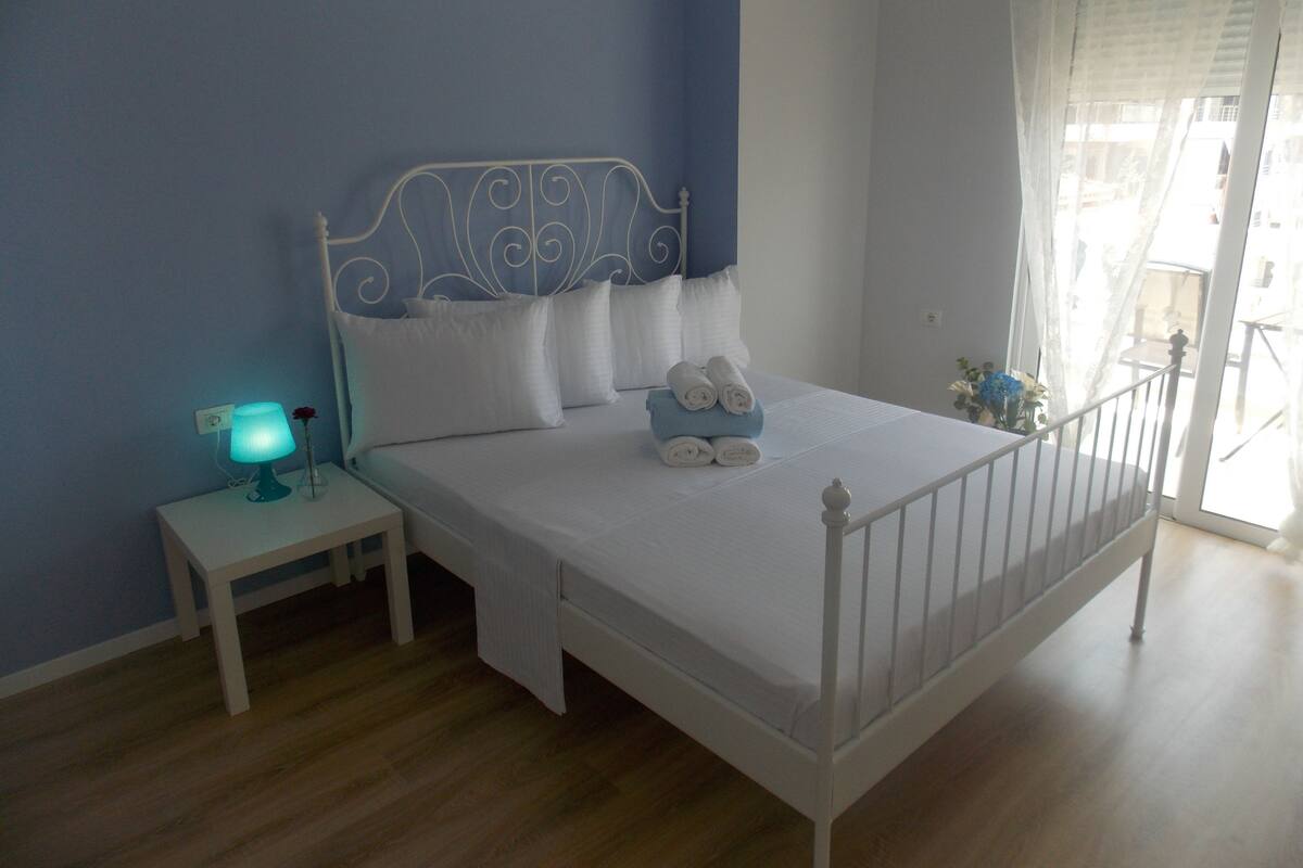 Appartamento, vista mare | Una scrivania, insonorizzazione, ferro/asse da stiro, Wi-Fi gratuito