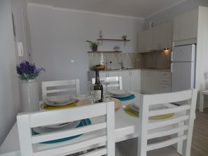 Frigorifero con congelatore, piano cottura, macchina per tè/caffè