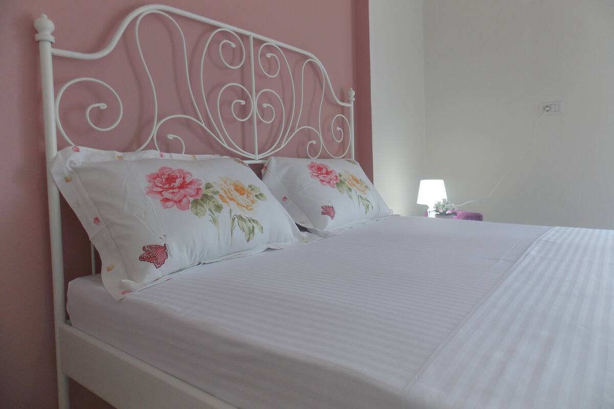 Appartamento Deluxe | Una scrivania, insonorizzazione, ferro/asse da stiro, Wi-Fi gratuito