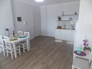 デラックス アパートメント | 専用キッチン | 大型冷蔵庫、コンロ、コーヒー / ティーメーカー、電気ポット