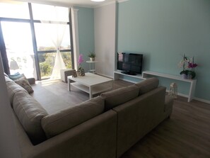 デラックス アパート  メント | リビングルーム | 薄型テレビ