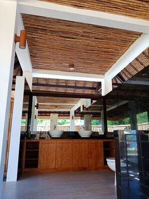 Villa exclusiva, 2 habitaciones, vista al mar | Lavabo en el baño