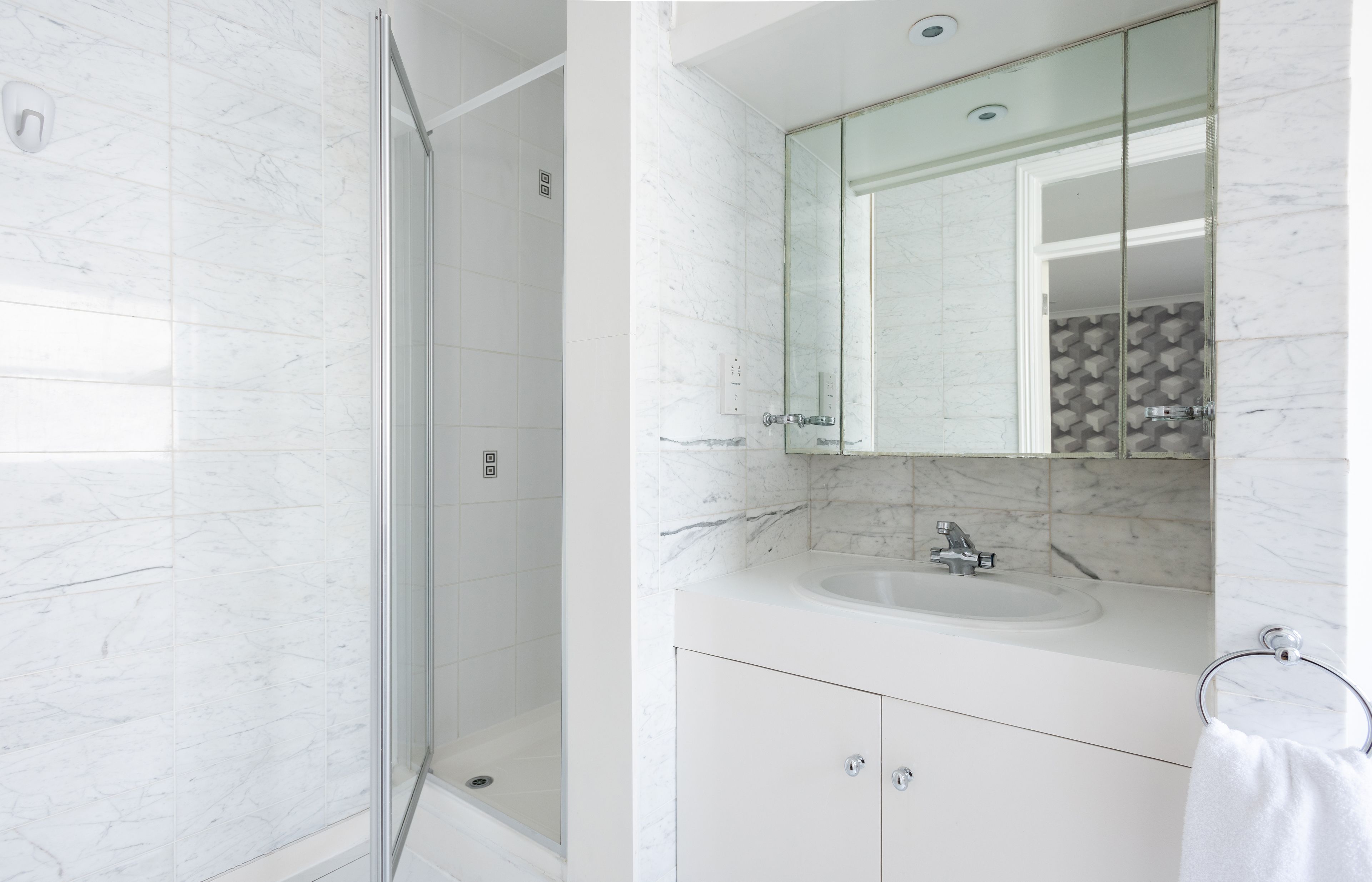 House (6 Bedrooms) | Bathroom | Separate bathtub and shower, towels