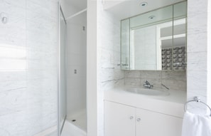 Casa (6 Bedrooms) | Baño | Tina y regadera independientes y toallas