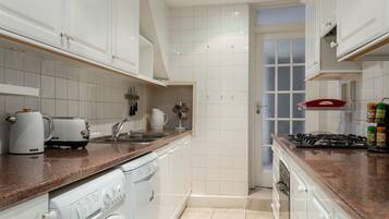 House (6 Bedrooms) | Private kitchen | Fridge, microwave, oven, dishwasher