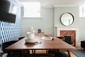 House (6 Bedrooms) | In-room dining