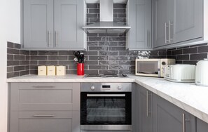 Apartment (2 Bedrooms) | Eigene Küche | Kühlschrank, Mikrowelle, Ofen, Geschirrspüler