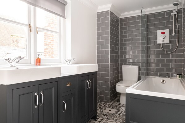 Apartment (2 Bedrooms) | Bathroom
