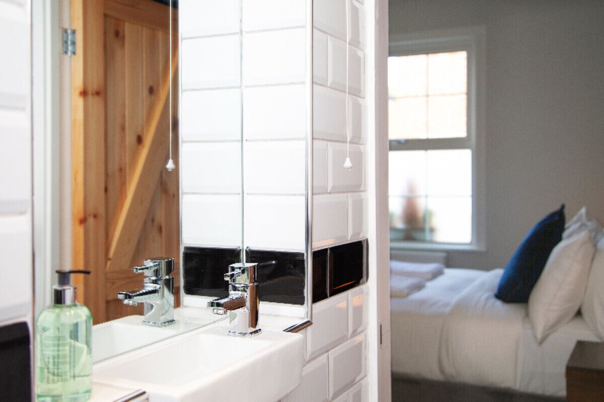 4 kamar tidur, meja kerja, Wi-Fi gratis, dan seprai linen