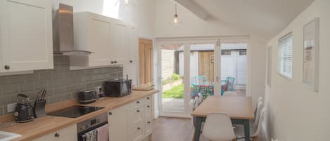 House (4 Bedrooms) | Private kitchen | Shared fridge, microwave, oven, electric kettle