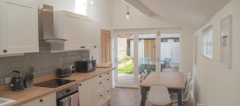 The Old Post Office - Bright & Modern 4bdr Townhouse With Private Garden