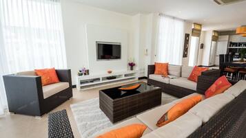 5-Bedroom Villa with Private Pool | Area soggiorno | TV a schermo piatto