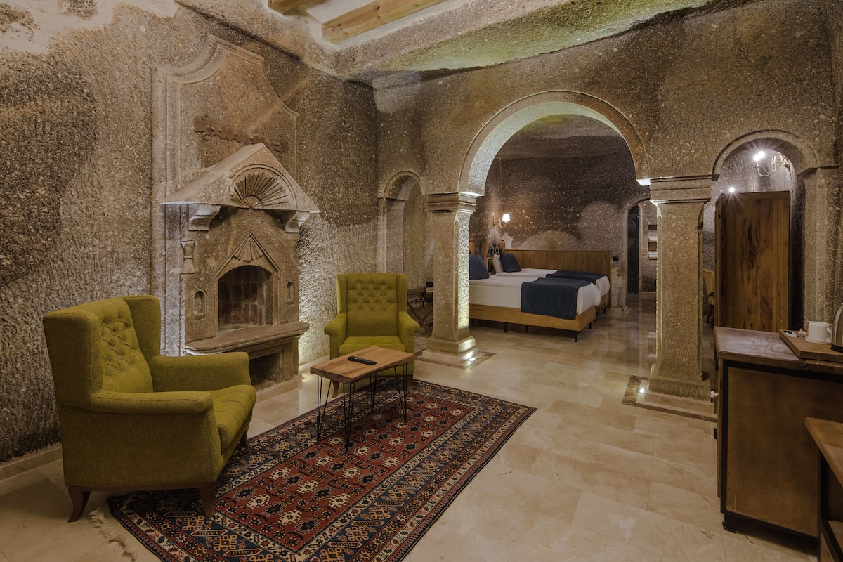 Comfort Suite, Courtyard View | Living room | LCD TV