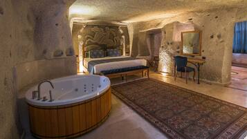 Luxe suite, uitzicht op binnenplaats | Luxe beddengoed, donzen dekbedden, een kluis op de kamer