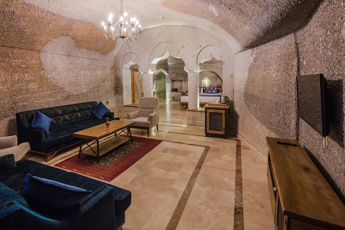 Grand Suite, Courtyard View | Living room | LCD TV