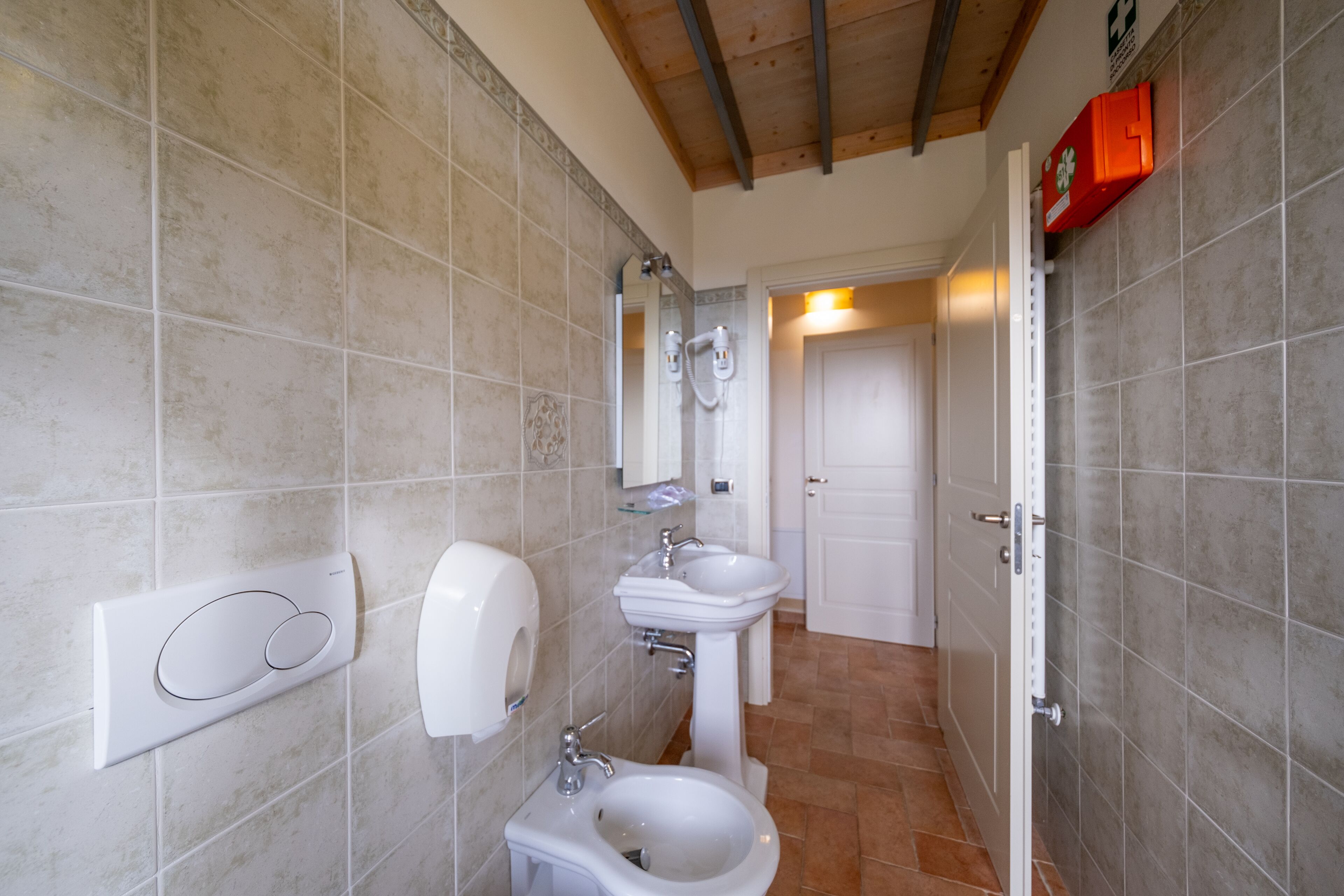 Ein Badezimmer mit Toilette, Bidet und Waschbecken.