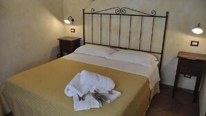Dobbeltrom | 1 soverom, minibar, skrivebord og blendingsgardiner