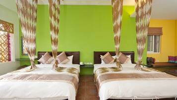 Sea view Quadruple Room | Desk, soundproofing, rollaway beds, free WiFi