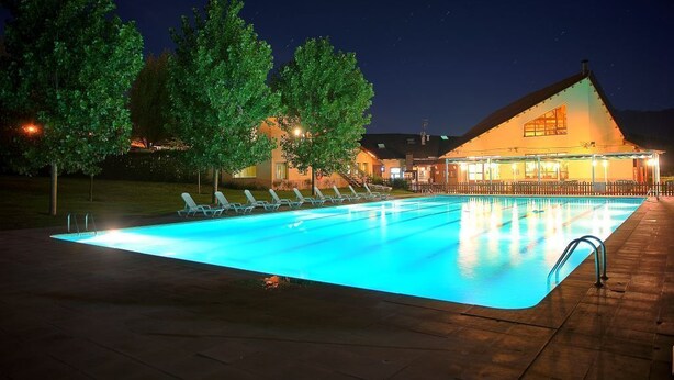 Piscine intérieure, piscine extérieure en saison