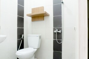 Standard-Einzelzimmer | Badezimmer | Dusche, Regendusche, Handtücher